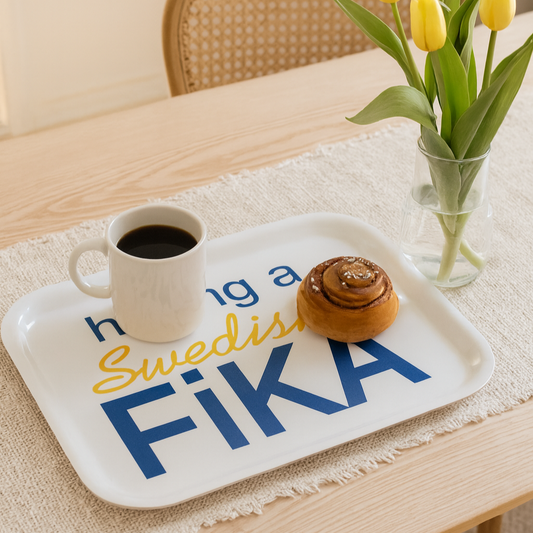 BRICKA 27x20 cm, Swedish Fika, vit/blå-gul text