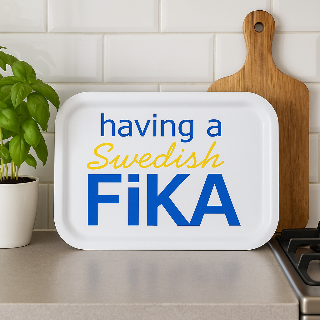BRICKA 27x20 cm, Swedish Fika, vit/blå-gul text