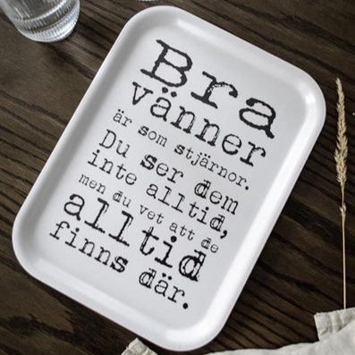 BRICKA 27x20 cm, Bra vänner, vit/svart text