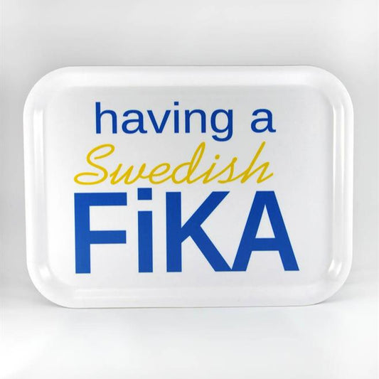BRICKA 27x20 cm, Swedish Fika, vit/blå-gul text