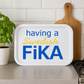 BRICKA 27x20 cm, Swedish Fika, vit/blå-gul text